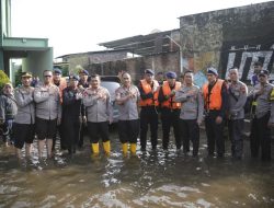 Polda Jateng Terus Bantu Warga hingga Hari Keenam Banjir di Kaligawe