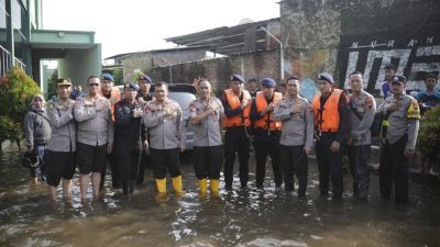 Polda Jateng Terus Bantu Warga hingga Hari Keenam Banjir di Kaligawe