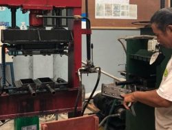 Pengolahan Paving Limbah Plastik di Palangka Raya