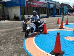 Khoiriah Mengurus SIM Difabel di Polres Trenggalek